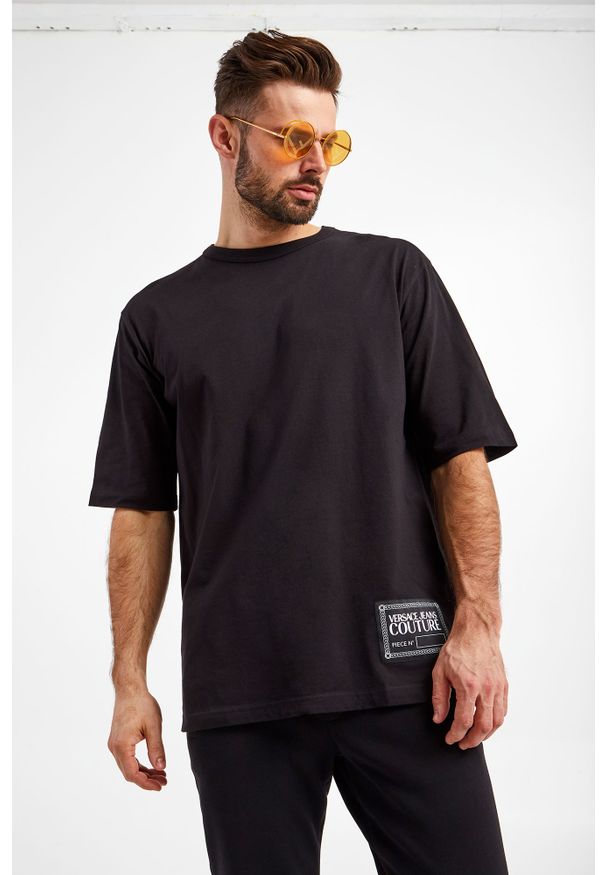 Versace Jeans Couture - T-shirt VERSACE JEANS COUTURE. Materiał: bawełna. Długość rękawa: krótki rękaw. Długość: krótkie. Wzór: aplikacja