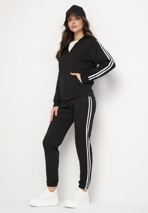 Born2be - Czarny Komplet Dresowy Spodnie i Rozpinana Bluza z Kapturem Odovisa. Kolor: czarny. Materiał: dresówka. Sport: turystyka piesza
