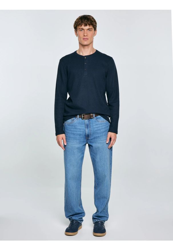 Big-Star - Koszulka męska z długim rękawem granatowa Merrter 403. Typ kołnierza: typu henley. Kolor: niebieski. Materiał: dzianina. Długość rękawa: długi rękaw. Długość: długie. Wzór: aplikacja. Styl: klasyczny