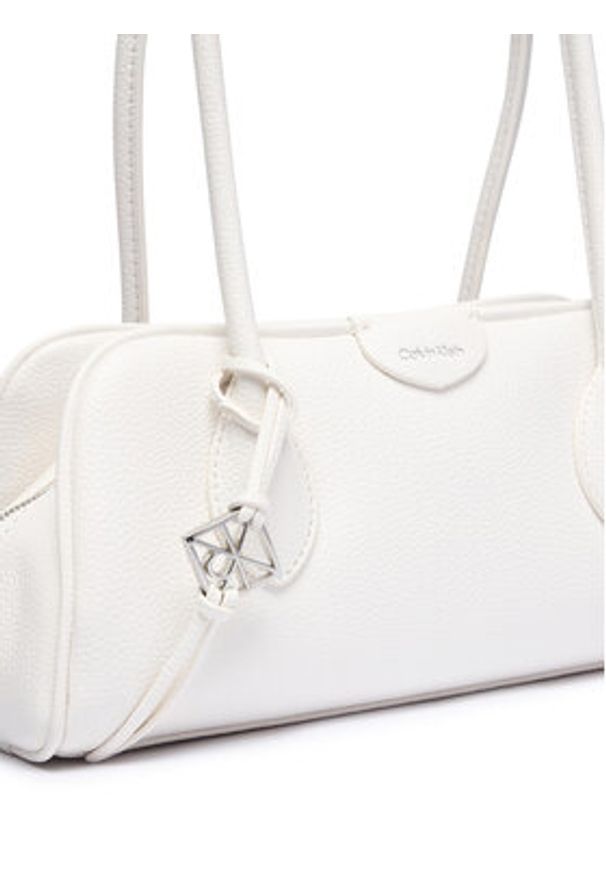 Calvin Klein Torebka Quilted Nylon Medium Shoulder Ba LV04F3743G Biały. Kolor: biały. Materiał: skórzane