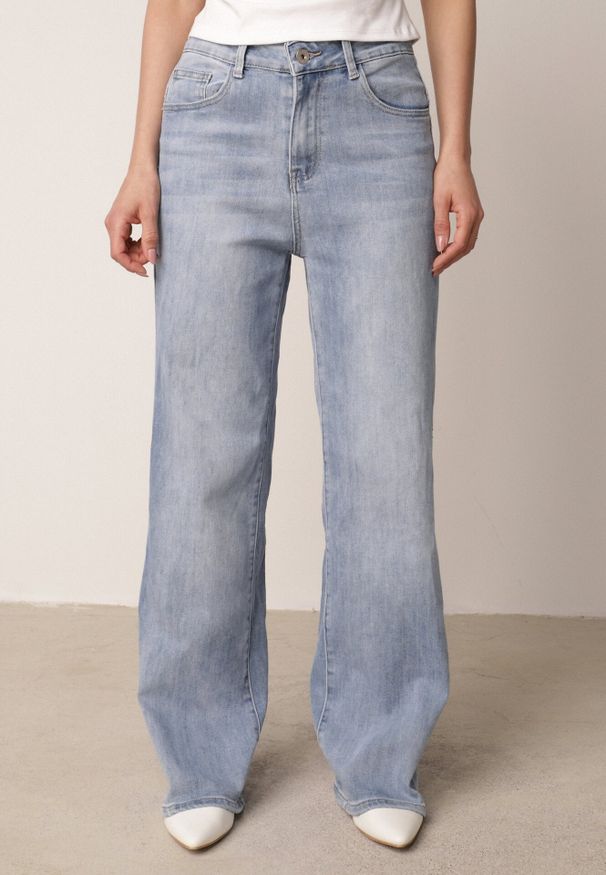 Born2be - Niebieskie Szerokie Jeansy z Bawełny z Wysokim Stanem Eshireth. Okazja: na co dzień, do pracy. Stan: podwyższony. Kolekcja: plus size. Kolor: niebieski. Długość: krótkie. Styl: casual, klasyczny