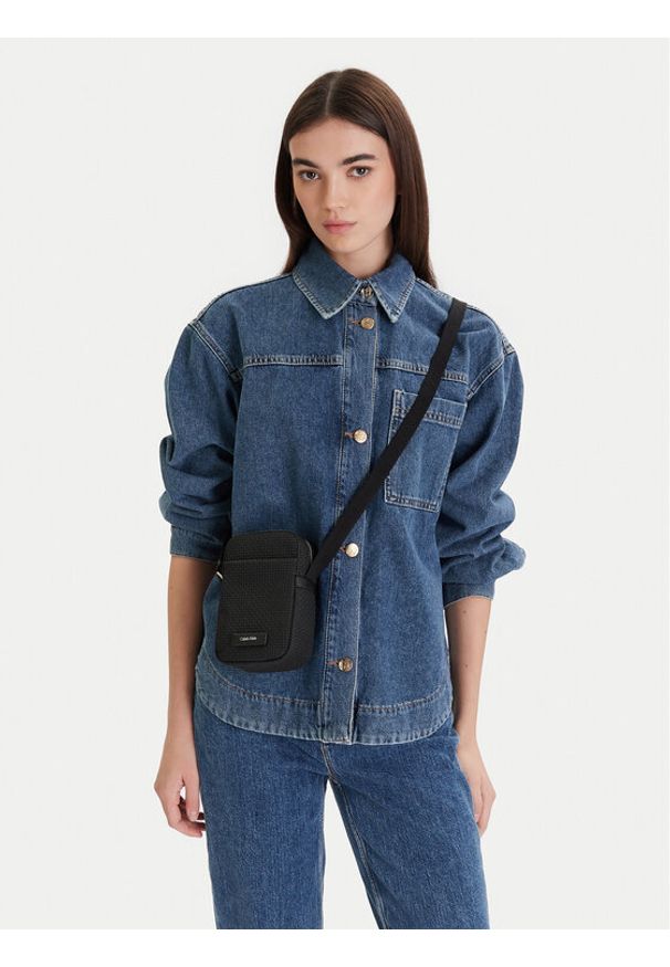 Calvin Klein Saszetka Embossed Woven Slim Reporter LV04D3221G Czarny. Kolor: czarny. Materiał: skóra