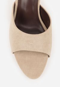 Born2be - Beżowe Klapki z Imitacji Zamszu na Szpilce z Otwartym Noskiem Irithna. Okazja: na co dzień, na ślub cywilny, na wesele. Nosek buta: otwarty. Kolor: beżowy. Materiał: zamsz. Obcas: na szpilce. Styl: casual, elegancki, klasyczny #9