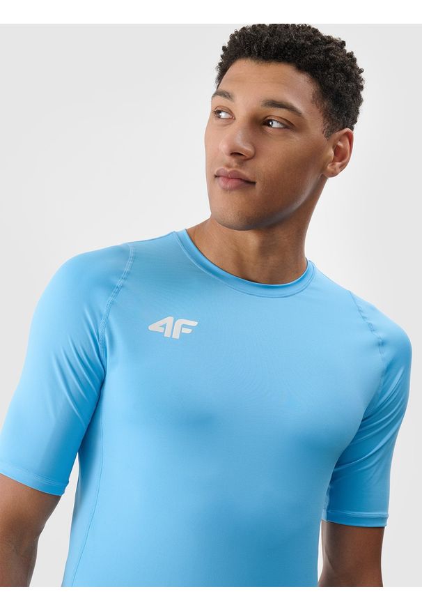 4f - 4F Koszulka treningowa szybkoschnąca męska - niebieska M. Kolor: niebieski. Materiał: materiał, syntetyk, dzianina, włókno, elastan. Długość rękawa: krótki rękaw. Długość: krótkie. Wzór: ze splotem, jednolity, gładki. Sport: fitness