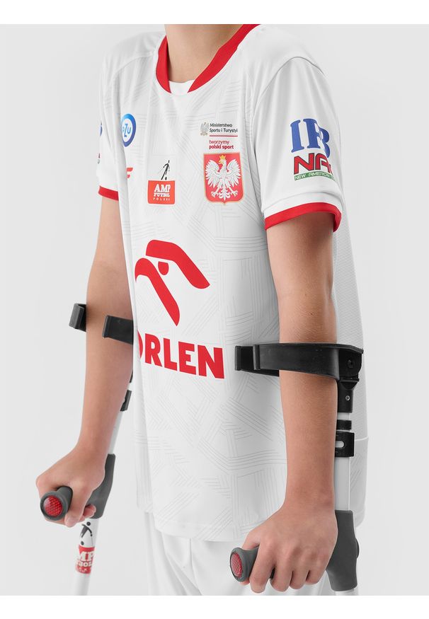 4f - 4F Koszulka replika domowa AMP Futbol dziecięca - biała 122/128 (6-8 lat). Kolor: wielokolorowy. Materiał: materiał, syntetyk, włókno, dzianina. Długość rękawa: raglanowy rękaw. Wzór: gładki, nadruk, ze splotem. Sezon: lato. Sport: piłka nożna