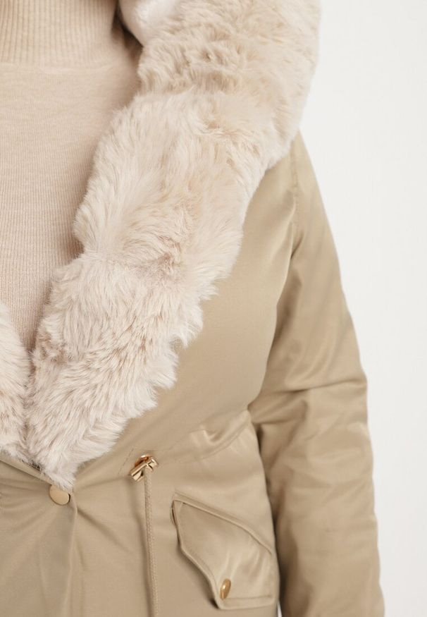 Born2be - Beżowa Kurtka Parka z Kapturem i Odpinanymi Futerkowymi Wstawkami Ściągana w Pasie Savanella. Okazja: na co dzień. Typ kołnierza: kaptur. Kolekcja: plus size. Kolor: beżowy. Materiał: dzianina, jeans. Styl: casual, klasyczny