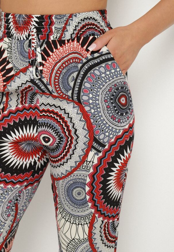 Born2be - Czerwone Bawełniane Spodnie o Szerokim Kroju z Wysokim Stanem ze Wzorem Boho Zarrive. Okazja: na co dzień. Stan: podwyższony. Kolor: czerwony. Materiał: bawełna. Styl: boho