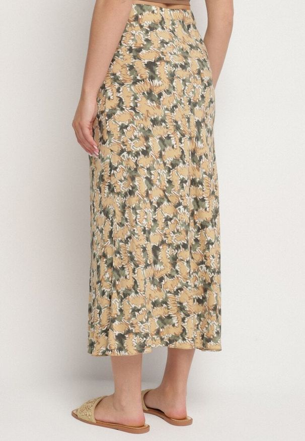 Born2be - Zielono-Beżowa Wiskozowa Spódnica o Rozkloszowanym z Wysokim Stanem Fevenore. Okazja: na co dzień. Stan: podwyższony. Kolor: zielony. Materiał: wiskoza. Styl: casual, elegancki