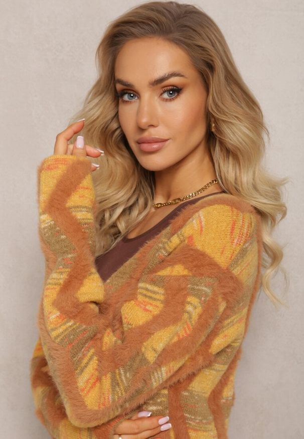 Renee - Brązowy Luźny Kardigan Niezapinany w Geometryczny Print Sheshy. Kolor: brązowy. Materiał: tkanina, dzianina. Wzór: geometria, nadruk. Styl: elegancki