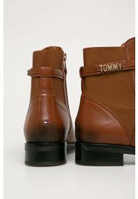 TOMMY HILFIGER - Tommy Hilfiger - Sztyblety. Nosek buta: okrągły. Zapięcie: zamek. Kolor: brązowy. Materiał: syntetyk, materiał, skóra, guma. Szerokość cholewki: normalna. Wysokość obcasa: bez obcasa, niski #3
