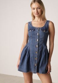Born2be - Niebieska Jeansowa Sukienka z Bawełny o Rozkloszowanym Kroju z Guzikami Nikesilea. Typ kołnierza: dekolt gorset. Kolor: niebieski. Materiał: bawełna, jeans. Typ sukienki: rozkloszowane, gorsetowe. Styl: elegancki, klasyczny #1
