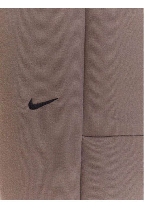 Nike Spodnie dresowe Tech Fleece HV6779 Brązowy Regular Fit. Kolor: brązowy. Materiał: bawełna