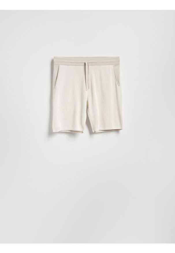 Reserved - Dzianinowe szorty z bawełny - beżowy. Kolor: beżowy. Materiał: dzianina, bawełna