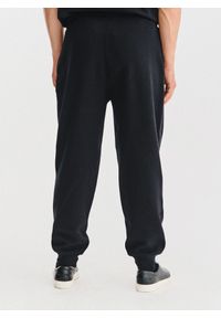 Pako Lorente - PAKO LORENTE - Spodnie dresowe w czarnym kolorze. Okazja: na co dzień. Kolor: szary, czarny. Materiał: dresówka. Wzór: gładki. Styl: casual #7