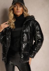 Renee - Czarna Kurtka Pikowana Ozdobiona Połyskiem Arkolla. Okazja: na co dzień, na imprezę. Kolor: czarny. Materiał: jeans. Wzór: aplikacja. Styl: glamour, elegancki, casual #3
