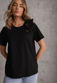 Renee - Czarny Bawełniany T-shirt o Klasycznym Kroju z Kwiatowymi Aplikacjami 3D Morgane. Okazja: do pracy. Kolor: czarny. Materiał: bawełna. Wzór: aplikacja, kwiaty. Styl: klasyczny #1