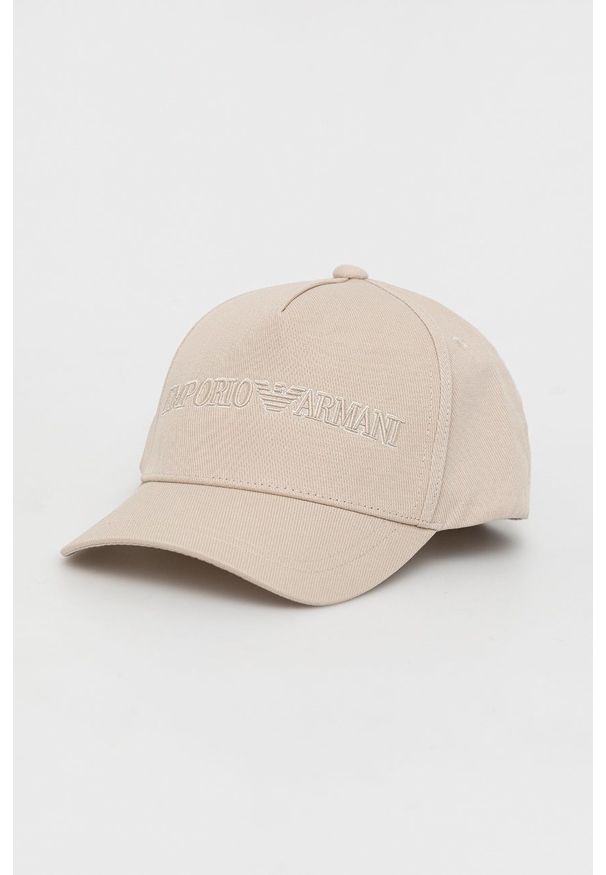 Emporio Armani czapka bawełniana kolor beżowy z aplikacją. Kolor: beżowy. Materiał: bawełna. Wzór: aplikacja