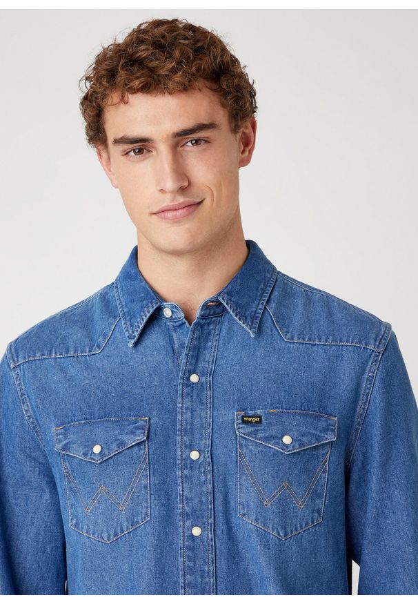 Wrangler - MĘSKA KOSZULA JEANSOWA WRANGLER 27MW 2YEAR W5MSLW922 112130247. Okazja: na co dzień, do pracy. Materiał: jeans. Długość rękawa: długi rękaw. Długość: długie. Styl: klasyczny, casual