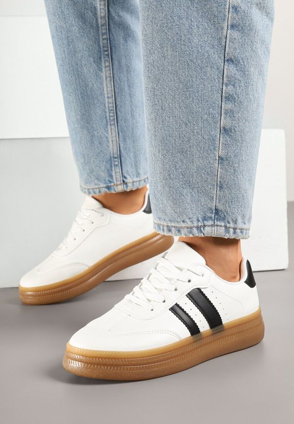 Renee - Białe Sneakersy Tenisówki Ozdobione Paskami i Perforacją Jenadira. Okazja: na co dzień. Zapięcie: pasek. Kolor: biały. Materiał: jeans. Wzór: aplikacja