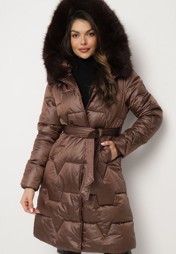 Born2be - Brązowa Pikowana Kurtka o Długim Kroju Ozdobiona Paskiem i Odpinanym Futerkiem Milirra. Okazja: na spacer. Kolor: brązowy. Materiał: futro. Długość: długie. Wzór: aplikacja. Styl: wizytowy, elegancki