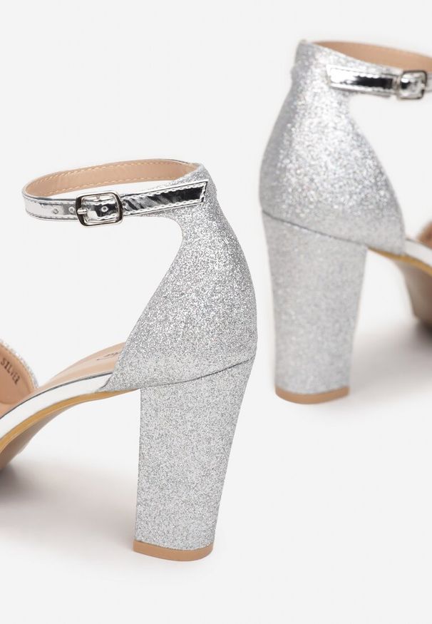 Renee - Srebrne Sandały na Słupkowym Obcasie z Brokatem Sconis. Okazja: na wesele, na randkę, na ślub cywilny. Kolor: srebrny. Wzór: aplikacja. Obcas: na obcasie. Styl: wizytowy, klasyczny, elegancki. Wysokość obcasa: średni