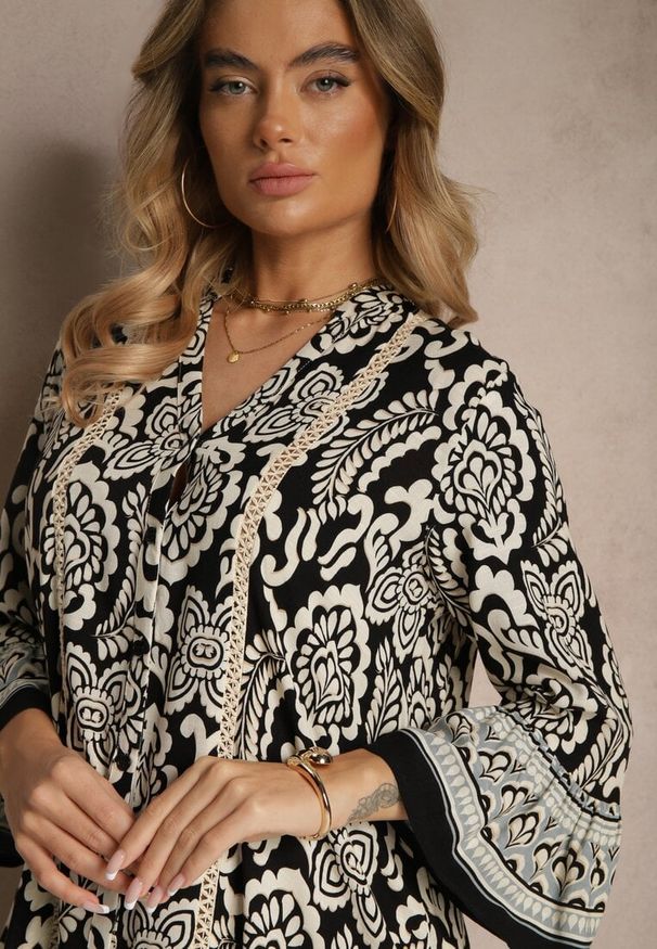 Renee - Czarna Rozkloszowana Sukienka z Wiskozy o Koszulowym Kroju w Kwiatowy Print Frolsemi. Kolor: czarny. Materiał: wiskoza. Wzór: kwiaty, nadruk. Sezon: lato. Typ sukienki: koszulowe