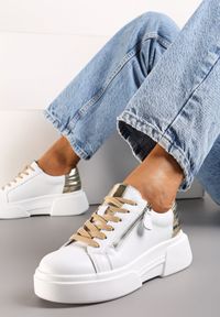 Born2be - Biało-Złote Sneakersy ze Skóry Naturalnej na Platformie Ozdobione Suwakiem Jugeria. Okazja: na co dzień. Kolor: biały. Materiał: skóra. Wzór: aplikacja. Obcas: na platformie #1