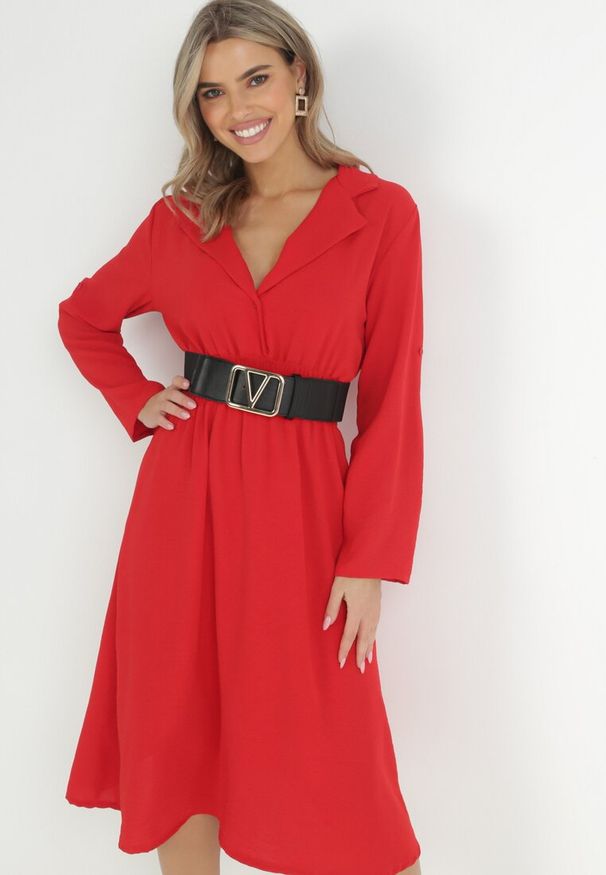 Born2be - Czerwona Sukienka Koszulowa z Marszczoną Gumką w Talii Emonia. Kolor: czerwony. Długość rękawa: długi rękaw. Typ sukienki: koszulowe. Długość: midi