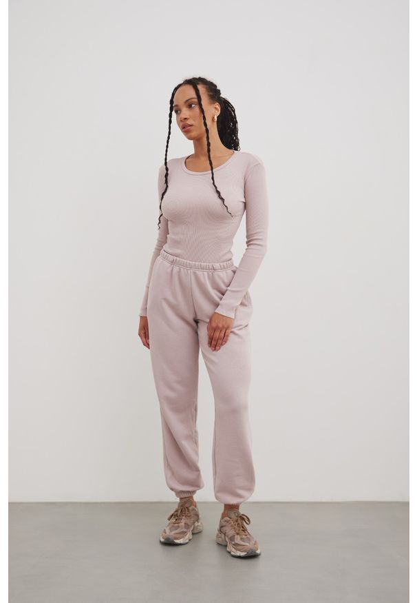 Marsala - Spodnie typu jogger z HAFTEM w kolorze PINK GARDENIA - NEVIS. Materiał: guma, dzianina, bawełna, poliester. Wzór: haft. Styl: elegancki
