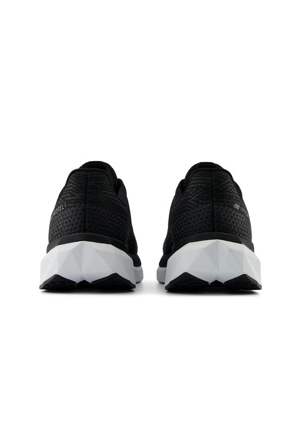 Buty męskie New Balance FuelCell Propel v5 MFCPRLB5 – czarne. Okazja: na co dzień. Kolor: czarny. Materiał: guma, materiał, syntetyk. Szerokość cholewki: normalna. Sport: bieganie, fitness