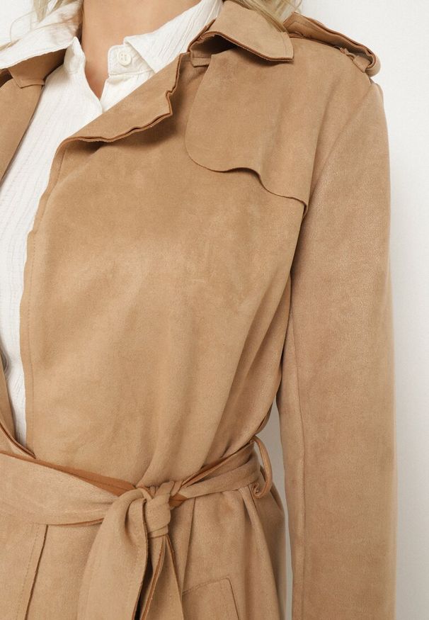 Born2be - Ciemnobeżowy Płaszcz Viviroe. Kolor: beżowy. Długość rękawa: długi rękaw. Długość: długie. Styl: elegancki