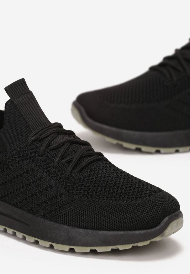 Renee - Czarne Buty Sportowe z Elastyczną Cholewką i Ozdobnym Wiązaniem Corrin. Kolor: czarny. Szerokość cholewki: normalna. Wzór: aplikacja. Obcas: na płaskiej podeszwie