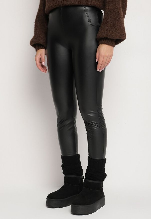 Born2be - Czarne Legginsy z Ekoskóry z Guzikami Wysokim Stanem i Gumką w Talii Sintheria. Okazja: na spacer, na co dzień. Stan: podwyższony. Kolor: czarny. Materiał: materiał, kaszmir. Wzór: aplikacja. Sezon: jesień. Styl: casual, elegancki
