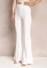 Renee - Białe Spodnie z Rozszerzanymi Nogawkami i Łańcuchem Banni. Kolor: biały. Wzór: aplikacja