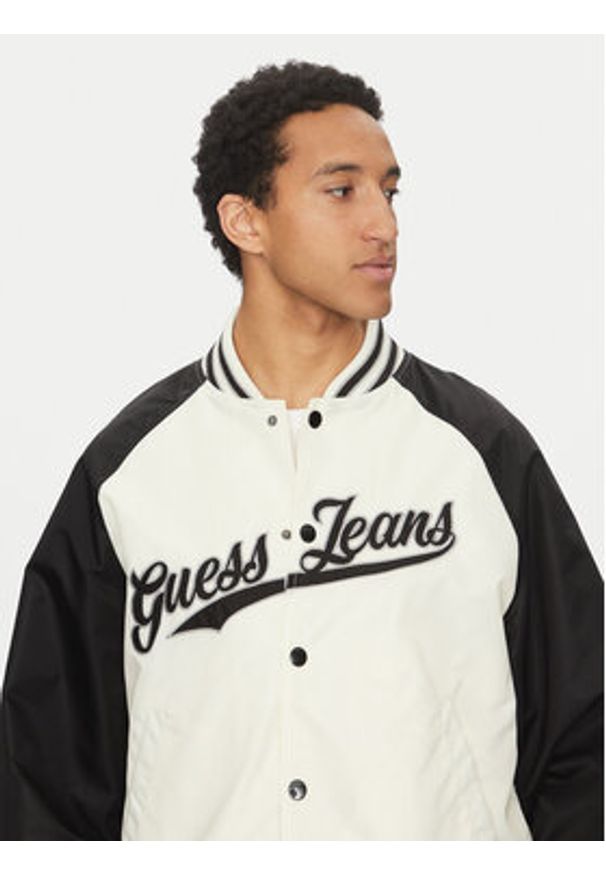 Guess Jeans Kurtka bomber M5GL32 WHAA2 Beżowy Regular Fit. Kolor: beżowy. Materiał: syntetyk