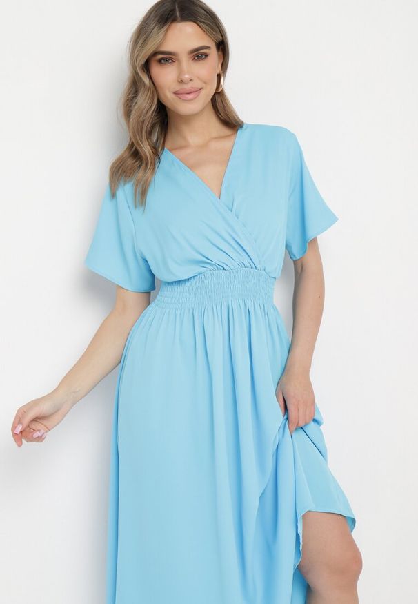 Born2be - Niebieska Sukienka Długa o Rozkloszowanym Fasonie z Kopertowym Dekoltem Saliusa. Okazja: na co dzień. Kolor: niebieski. Typ sukienki: kopertowe. Styl: elegancki, casual. Długość: maxi