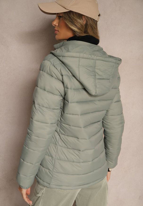 Renee - Jasnozielona Pikowana Kurtka o Prostym Kroju z Odpinanym Kapturem i Kieszeniami Labrissa. Okazja: na co dzień. Kolor: zielony. Materiał: jeans. Długość rękawa: długi rękaw. Długość: długie. Styl: elegancki, casual