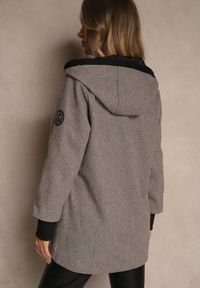 Renee - Jasnobrązowa Pudełkowa Kurtka z Kapturem Tulimera. Okazja: na co dzień. Typ kołnierza: kaptur. Kolor: brązowy. Materiał: jeans. Styl: sportowy, casual #4