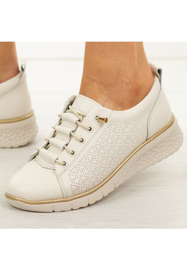 Beżowe skórzane półbuty damskie Filippo Dp7589/26. Okazja: na co dzień. Nosek buta: okrągły. Kolor: beżowy. Materiał: skóra. Sezon: wiosna, lato, jesień. Obcas: na koturnie. Styl: casual