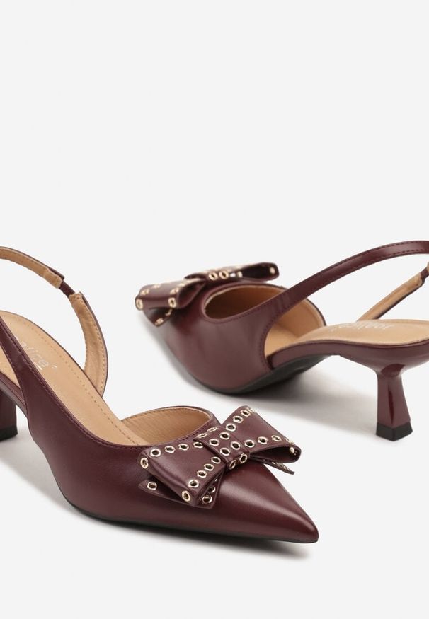 Renee - Czerwone Sandały Slingback na Kaczuszce Zdobione Kokardą z Nitami Rizonna. Okazja: na co dzień. Kolor: czerwony. Wzór: aplikacja. Obcas: na szpilce. Styl: casual, elegancki, klasyczny. Wysokość obcasa: średni