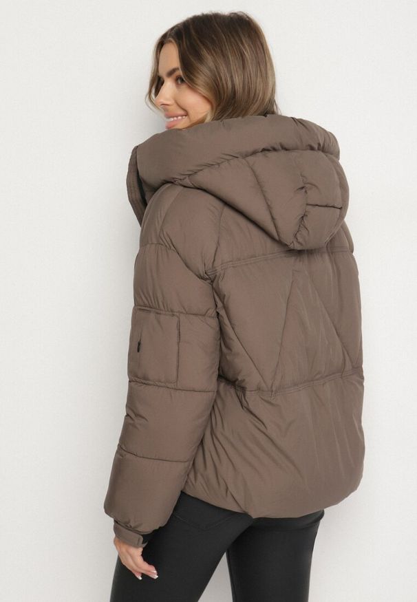 Born2be - Ciemnozielona Pikowana Kurtka Puffer z Kapturem i Kieszonką przy Rękawie Galieana. Okazja: na spacer. Typ kołnierza: kaptur. Kolor: beżowy. Materiał: jeans, dzianina. Styl: sportowy, elegancki