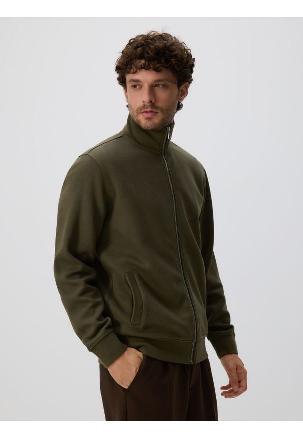 Reserved - Gładka bluza ze stójką - oliwkowy. Typ kołnierza: kołnierzyk stójkowy. Kolor: oliwkowy. Materiał: bawełna, dzianina. Wzór: gładki