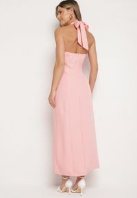 Born2be - Różowa Sukienka z Wiskozą z Odkrytymi Plecami i Wiązaniem Zdobiona Broszką Nalorise. Kolor: różowy. Materiał: wiskoza. Wzór: aplikacja. Styl: klasyczny, elegancki #2