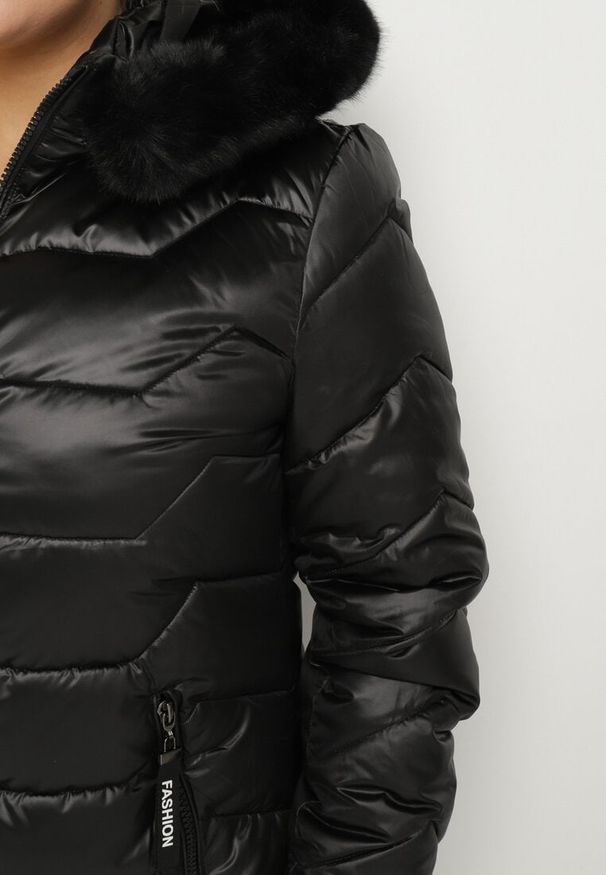 Born2be - Czarna Kurtka z Pikowanymi Przeszyciami i Odpinanym Futerkiem przy Kapturze Vensie. Okazja: na co dzień. Kolekcja: plus size. Kolor: czarny. Materiał: futro. Styl: casual, klasyczny, elegancki