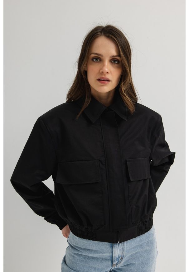 Marsala - Krótka kurtka bomberka w kolorze CZARNYM - WONDER. Kolor: czarny. Materiał: poliester, tkanina, bawełna, materiał, nylon, jeans. Długość: krótkie. Wzór: gładki. Styl: klasyczny