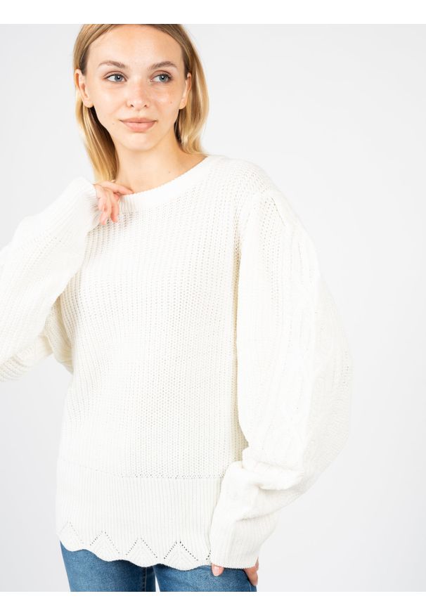 Silvian Heach Sweter | PGA22111 | Kobieta | Kremowy. Okazja: na co dzień. Kolor: kremowy. Materiał: akryl, nylon. Wzór: ze splotem. Styl: casual