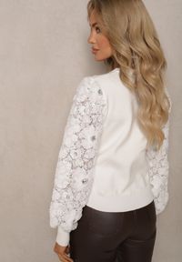 Renee - Biały Sweter z Wiskozą z Ozdobnymi Rękawami z Koronki z Cekinami Tilitana. Okazja: na co dzień. Kolor: biały. Materiał: koronka, wiskoza. Wzór: koronka. Styl: elegancki, casual #5