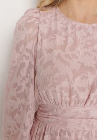 Born2be - Różowa Sukienka Mini z Tkaniny Plumeti i Falbanką Coucile. Okazja: na co dzień, na imprezę, na spacer. Typ kołnierza: kołnierz z falbankami. Kolor: różowy. Wzór: aplikacja. Materiał: tkanina. Długość rękawa: długi rękaw. Sezon: lato. Styl: casual, klasyczny. Długość: mini #5