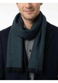 Lekki Szalik Wiosenno-Jesienny - Teer - Granatowa Jodełka. Okazja: na spacer. Kolor: niebieski. Materiał: poliester, wiskoza. Wzór: jodełka. Sezon: wiosna, jesień. Styl: elegancki #5
