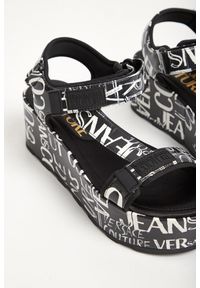 Versace Jeans Couture - Sandały damskie na platformie VERSACE JEANS COUTURE. Zapięcie: pasek. Materiał: guma. Wzór: paski, aplikacja. Obcas: na platformie #3